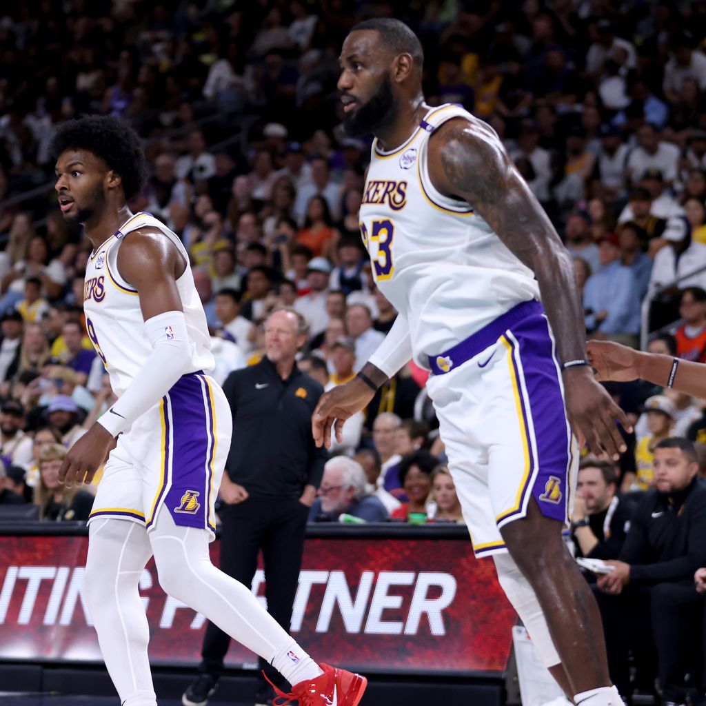 Bronny und LeBron James während eines Los-Angeles-Lakers-Spiels, Oktober 2024