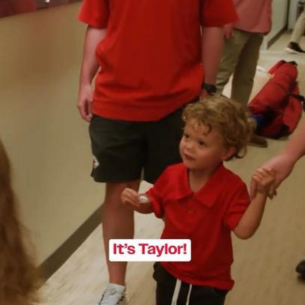 Bronze Mahomes staunt über ein Bild von Taylor Swift
