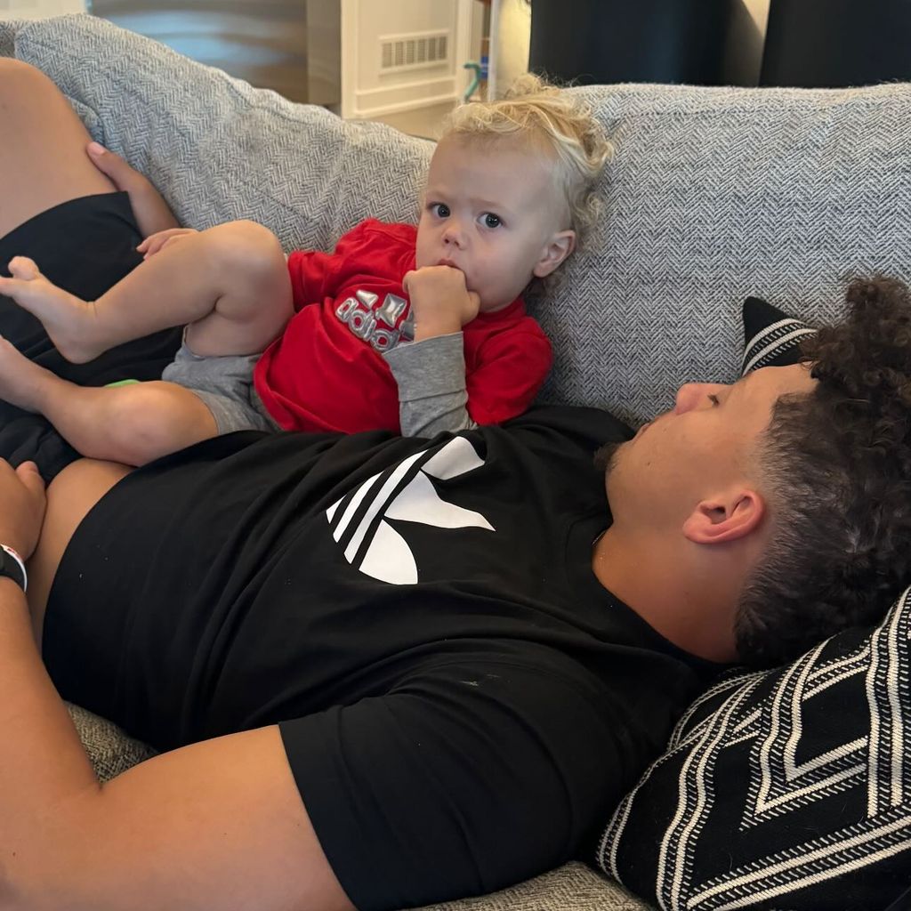 Bronze Mahomes und sein Papa Patrick Mahomes, September 2024