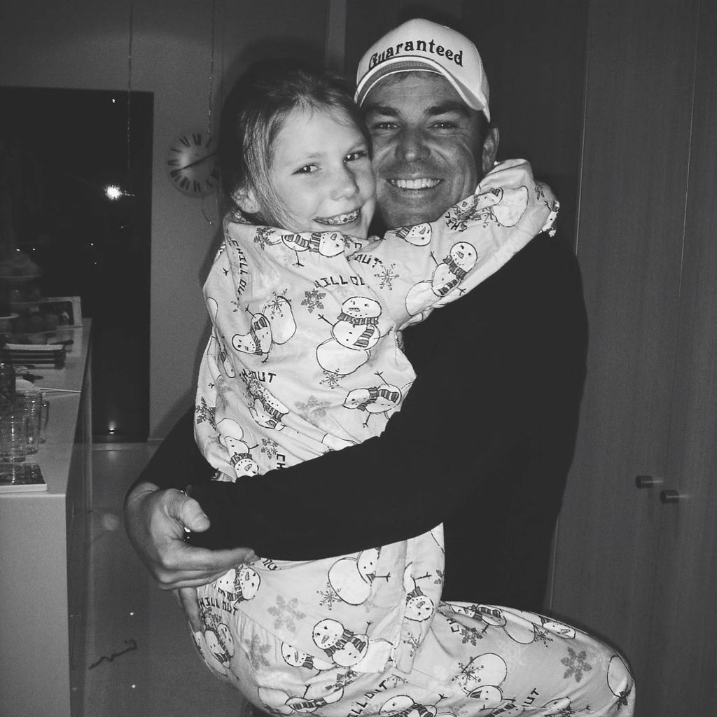 Brooke Warne mit ihrem verstorbenen Vater Shane