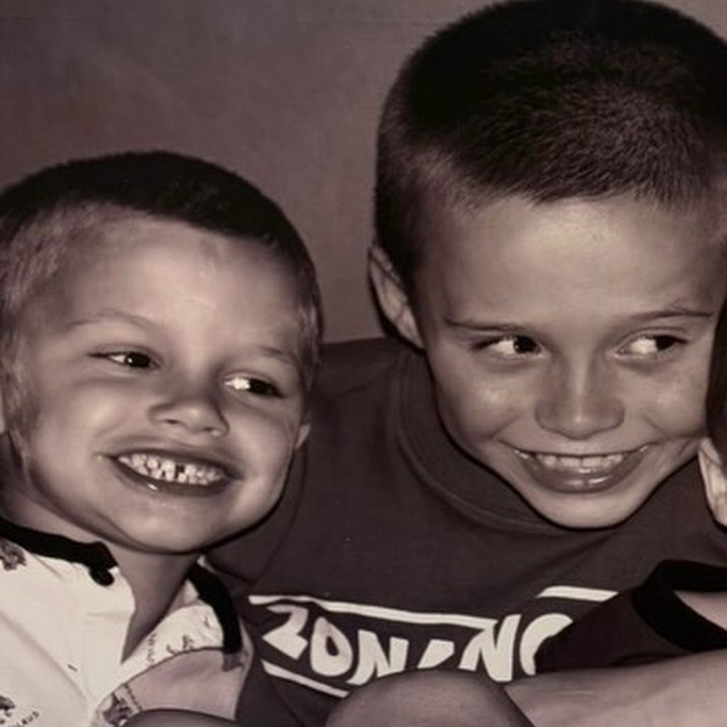 Brooklyn Beckham mit seinen Brüdern Romeo und Cruz