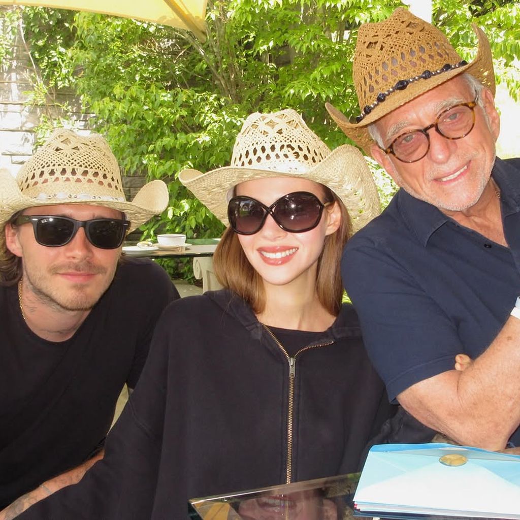 Brooklyn Peltz-Beckham mit Ehefrau Nicola und ihrem Vater Nelson an dessen 84. Geburtstag.