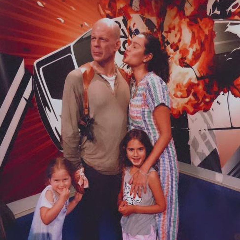 Bruce Willis' Töchter Mabel und Evelyn und seine Frau bei seiner Wachsfigur im Jahr 2013