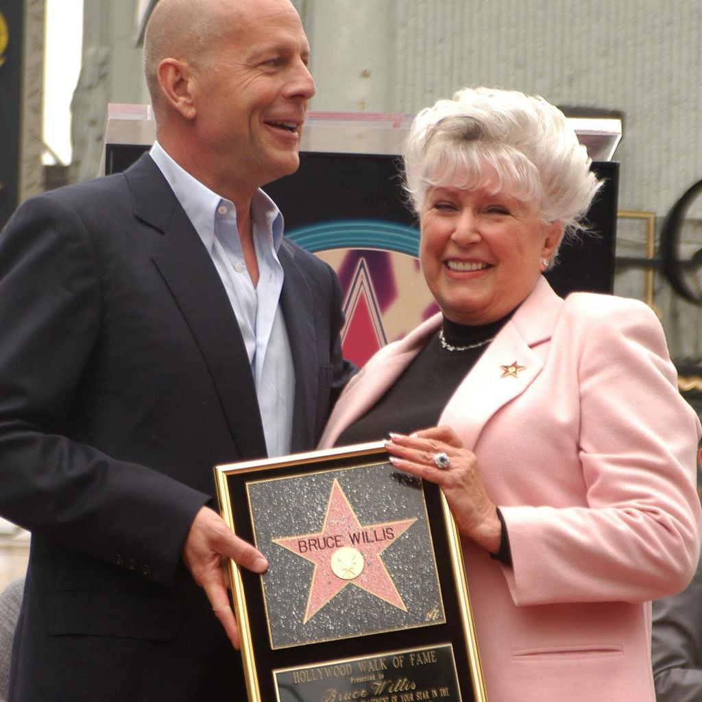 Bruce Willis mit Mama Marlene bei der Ehrung mit einem Stern auf dem Hollywood Walk of Fame, 16.10.2006