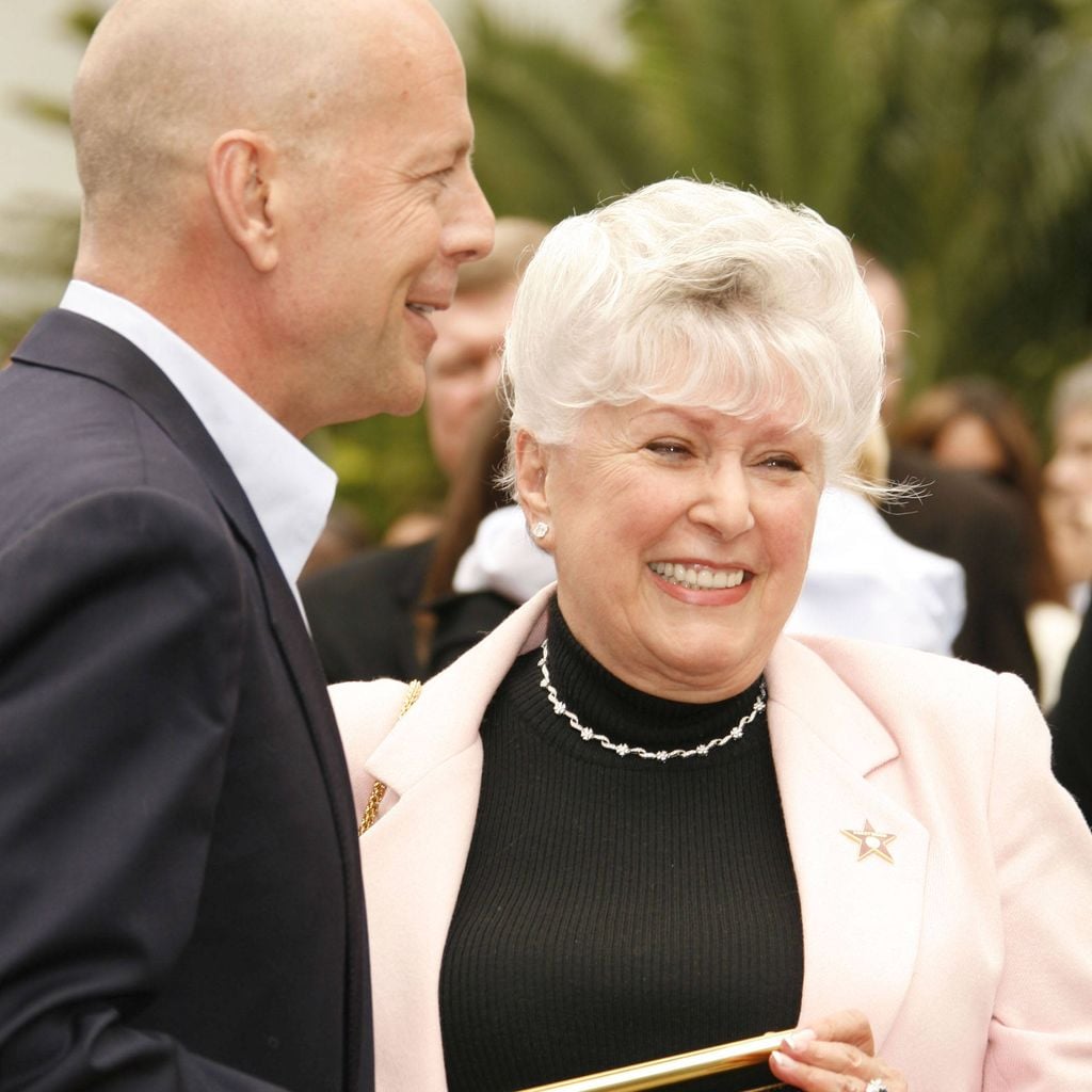 Bruce Willis mit seiner Mutter Marlene bei der Ehrung auf dem Hollywood Walk of Fame, 16. Oktober 2006