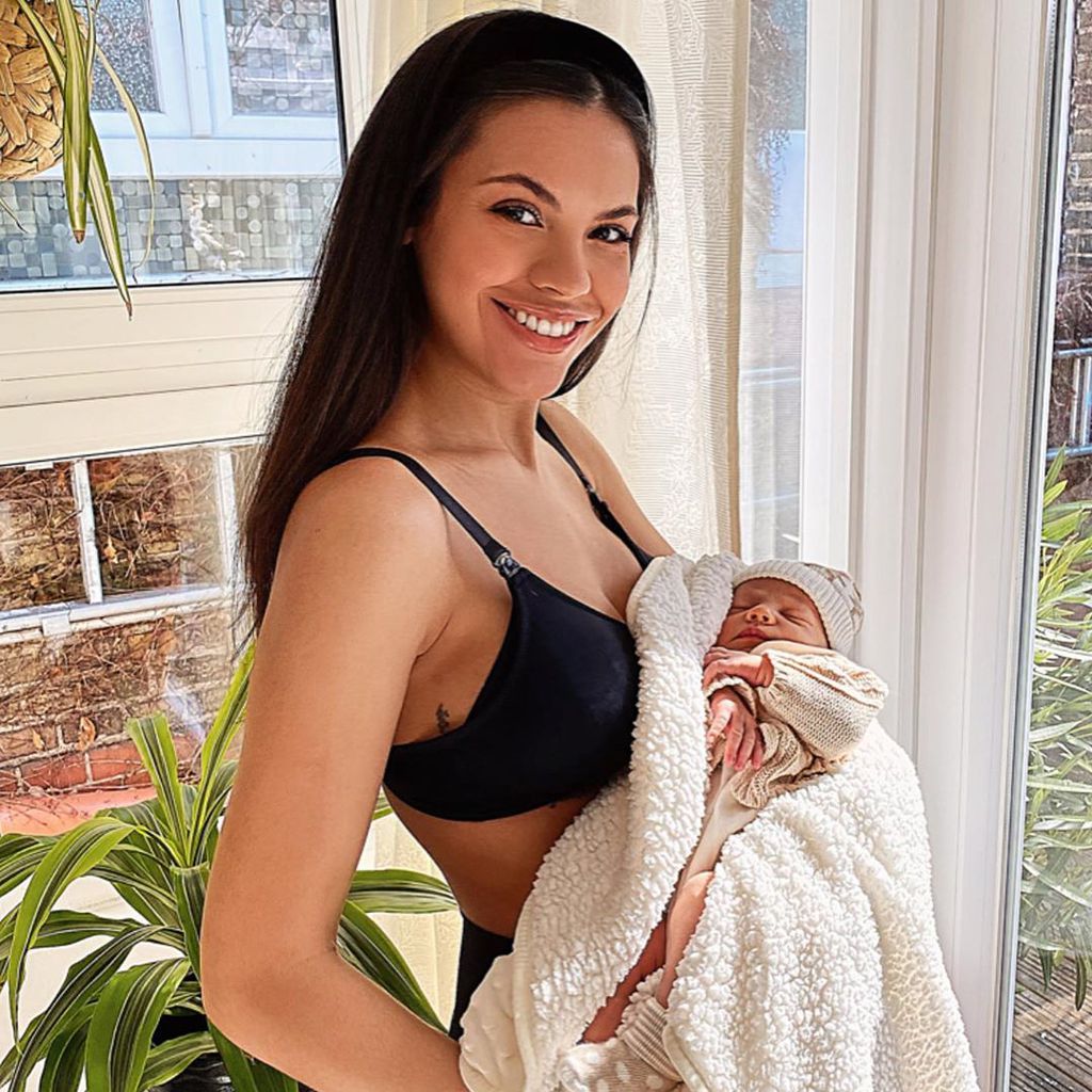 Bruna Rodrigues und ihre Tochter Violetta im März 2020 in Frankfurt