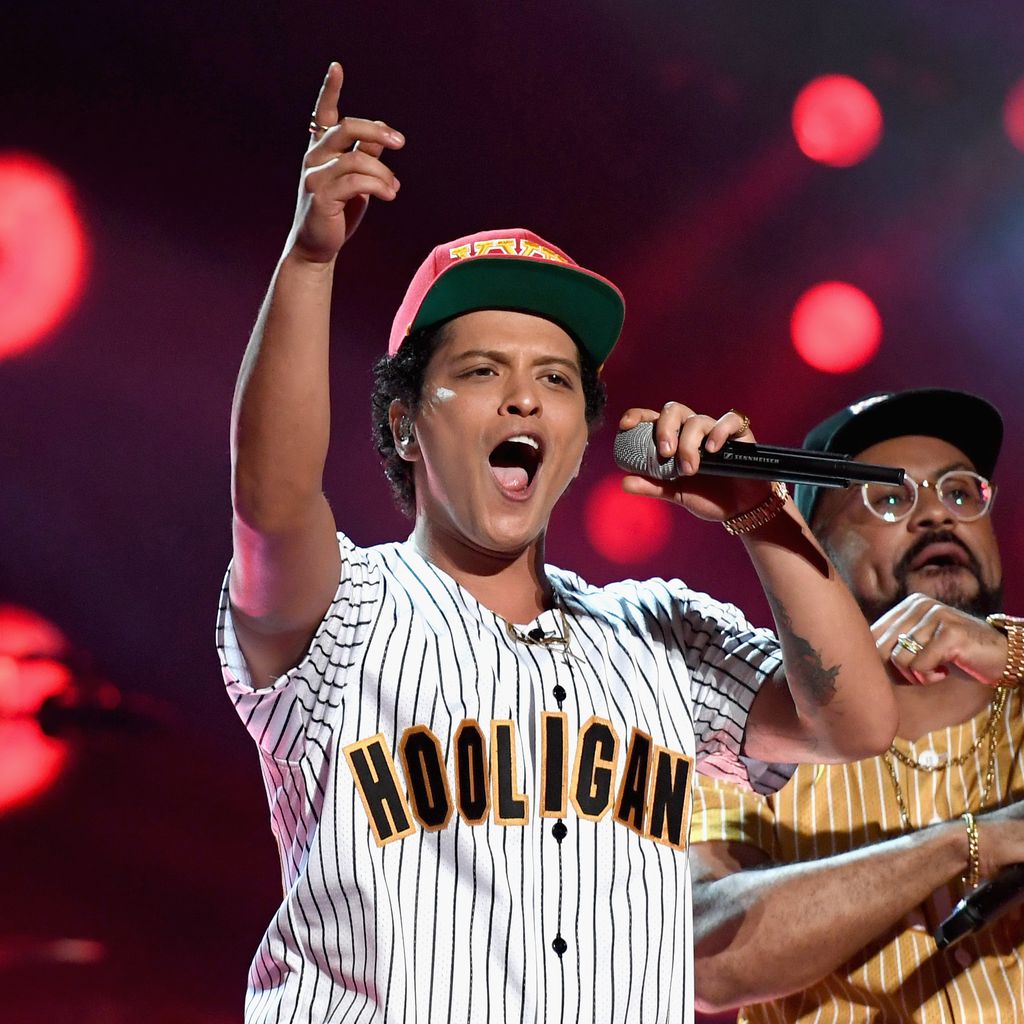 Bruno Mars performt bei den BET Awards 2017