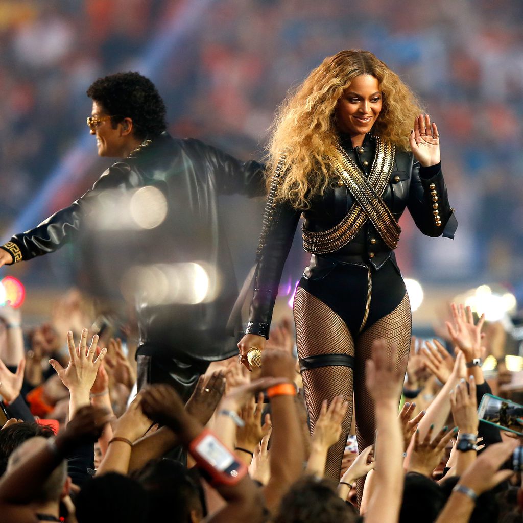 Bruno Mars und Beyoncé bei der Super-Bowl-Halftime-Show 2016