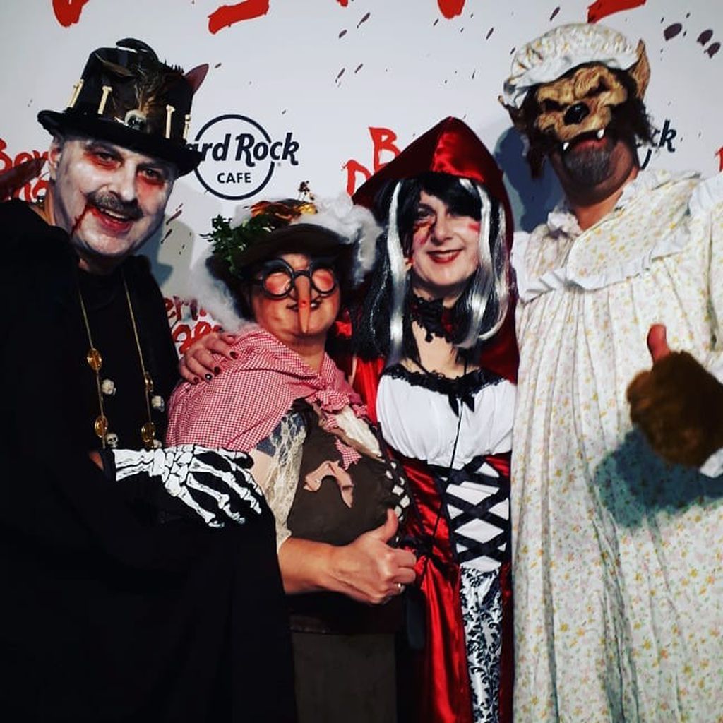 Bruno und Anja Rauh sowie Iris und Uwe Abel bei der Halloweenparty im Berlin Dungeon 2019