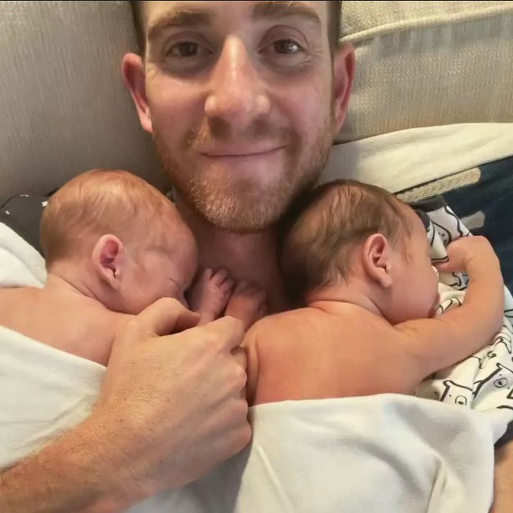 Bryan Greenberg mit seinen Zwillingen im Oktober 2021