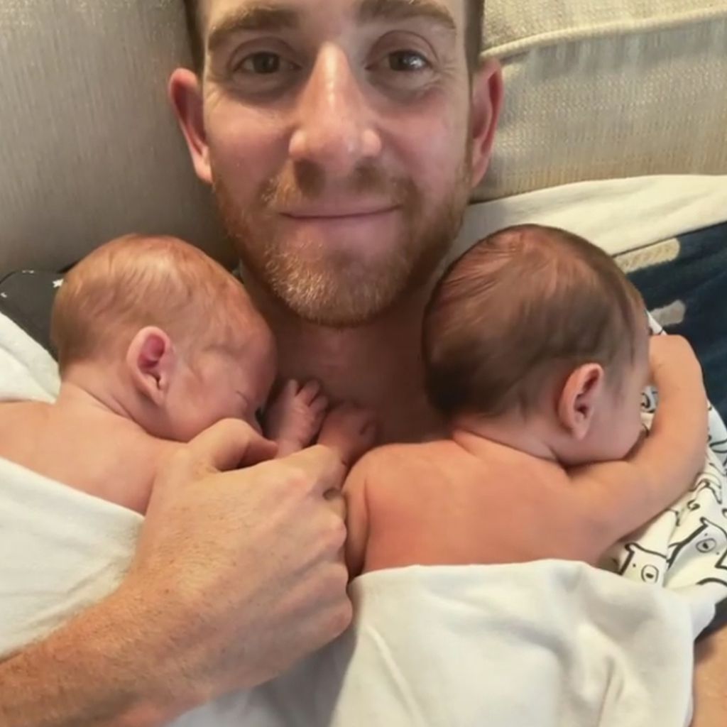 Bryan Greenberg mit seinen Zwillingen, November 2021