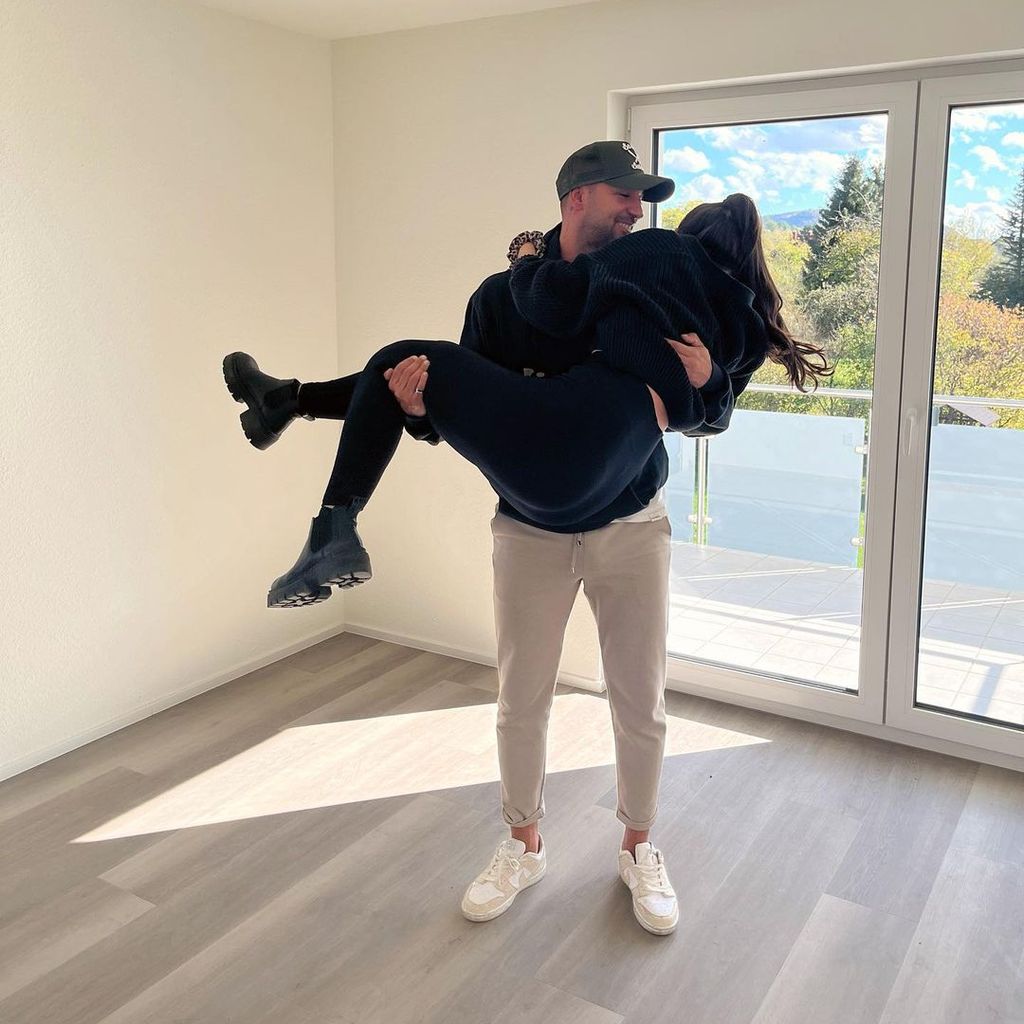 Bucci Yok und Sandrine Schlotterbeck in ihrer gemeinsamen Wohnung