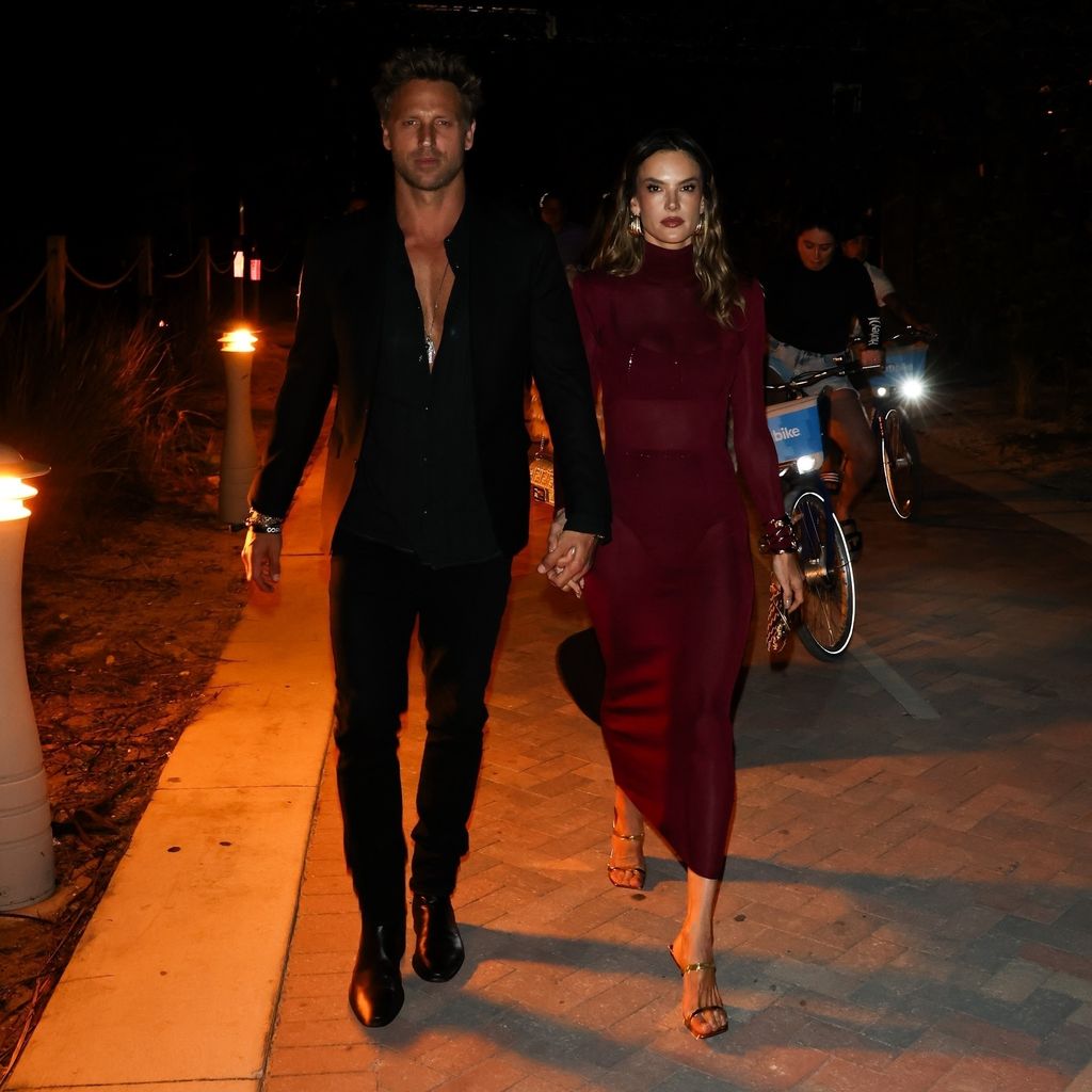 Buck Palmer und Alessandra Ambrosio, Dezember 2024