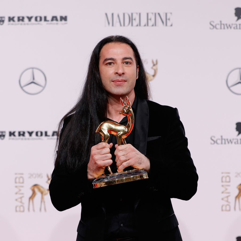 Bülent Ceylan 2016 mit seiner Bambi-Auszeichnung