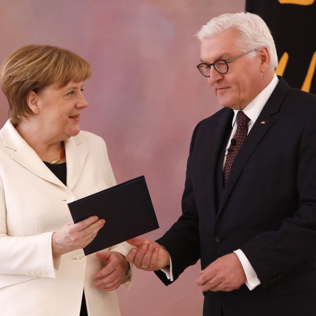 Bundeskanzlerin Angela Merkel und Frank-Walter Steinmeier bei der Übergabe der Ernennungsurkunde
