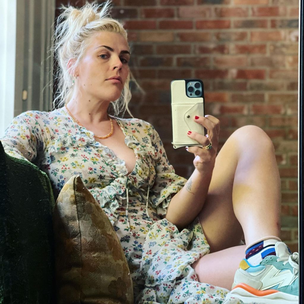 Busy Philipps posiert