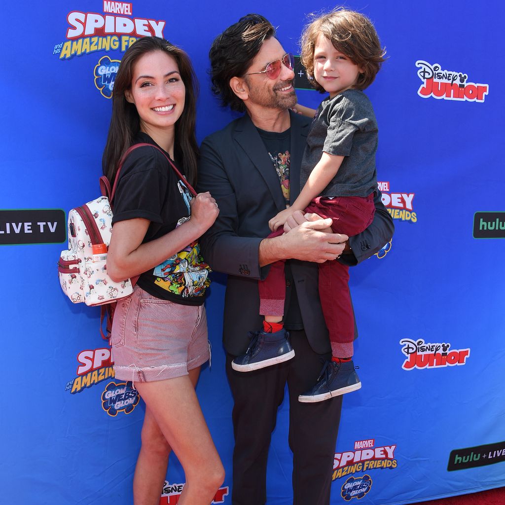 Caitlin McHugh, John Stamos und ihr Sohn Billy bei einer Filmpremiere in Santa Monica, August 2022