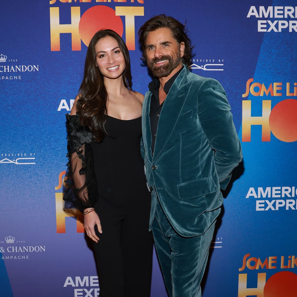 Caitlin McHugh und John Stamos auf der "Some Like It Hot"-Premiere, Dezember 2022