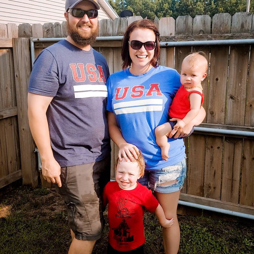 Caleb und Madison Brush mit ihren Kindern