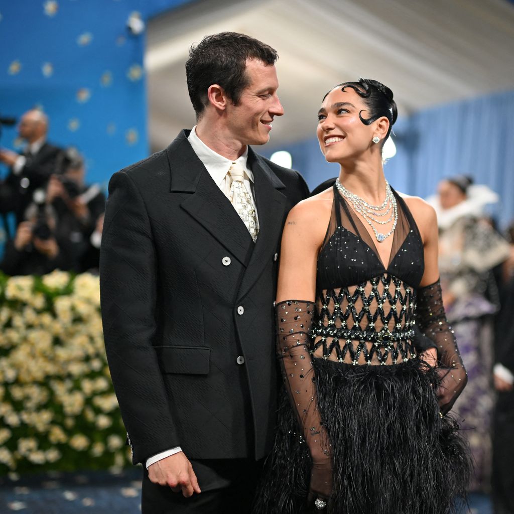 Callum Turner und Dua Lipa bei der Met Gala im Metropolitan Museum of Arts