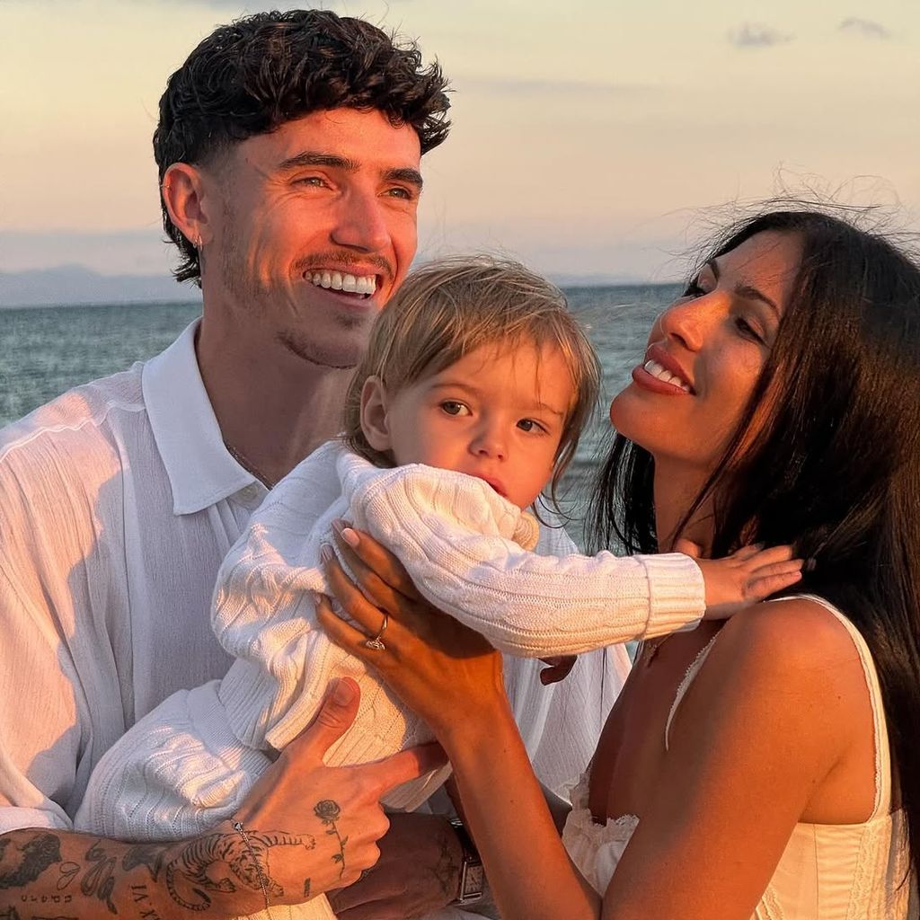 Cam Holmes und Emily Faye Miller mit ihrem Sohn Reggie, Oktober 2025