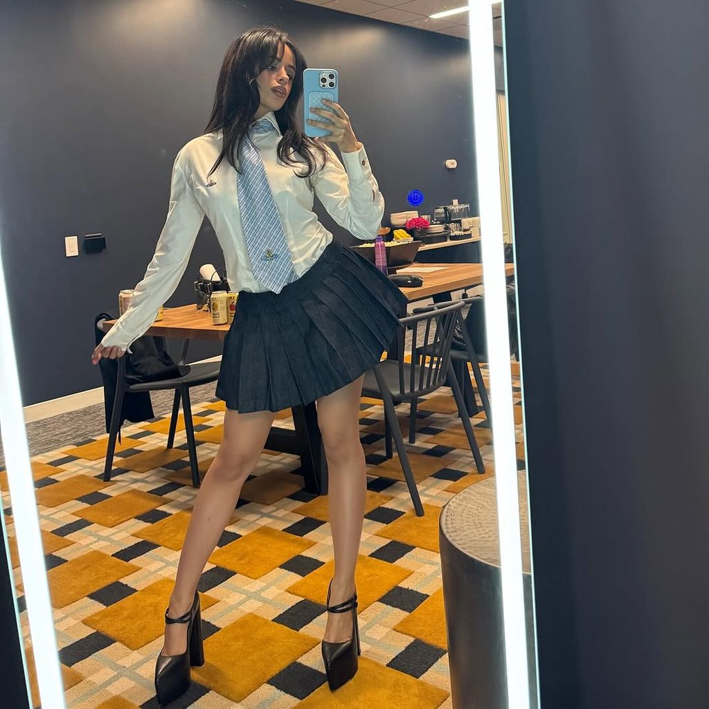 Camila Cabello zeigt sich in Uniform-Look mit Plateau-Schuhen