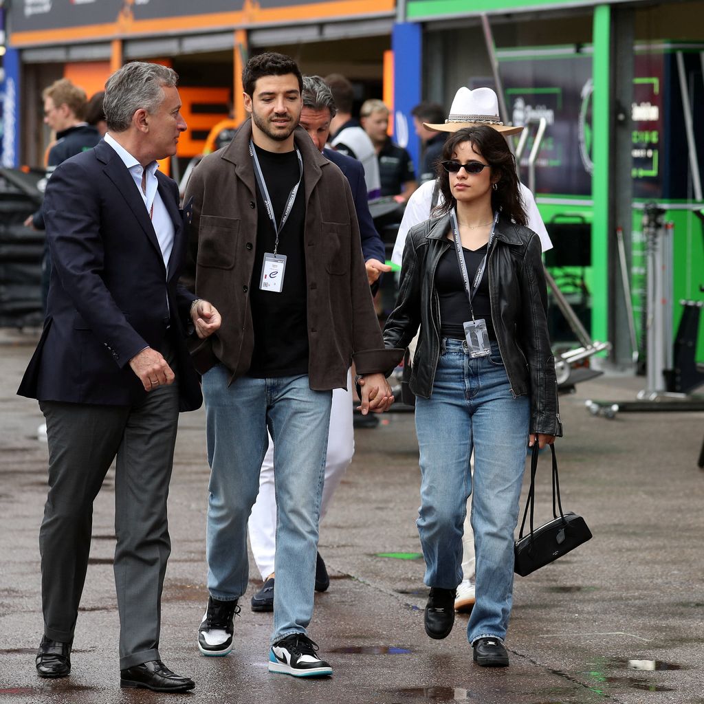 Camila Cabello und Henry Junior Chalhoub mit Alejandro Agag beim Monaco E-Prix 2025