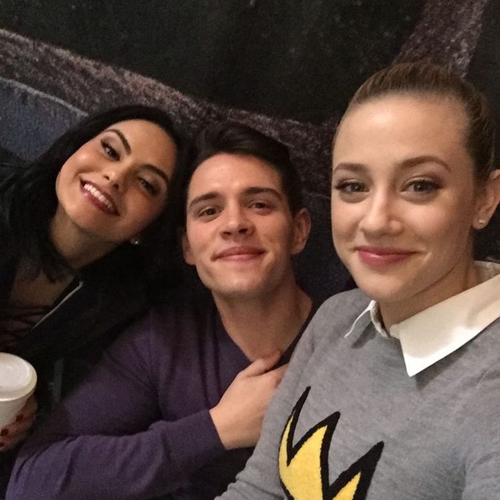 Camila Mendes, Casey Cott und Lili Reinhart bei den Dreharbeiten zu "Riverdale"