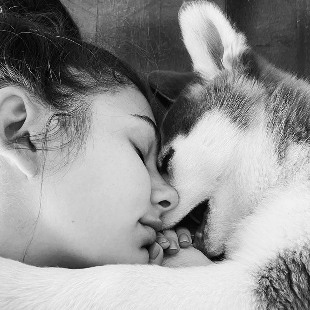 Model Camila Morrone mit ihrem Welpen während der Quarantäne 2020