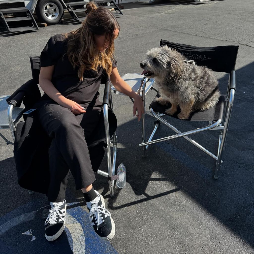 Camilla Luddington mit Hund Gus am "Grey's Anatomy"-Set