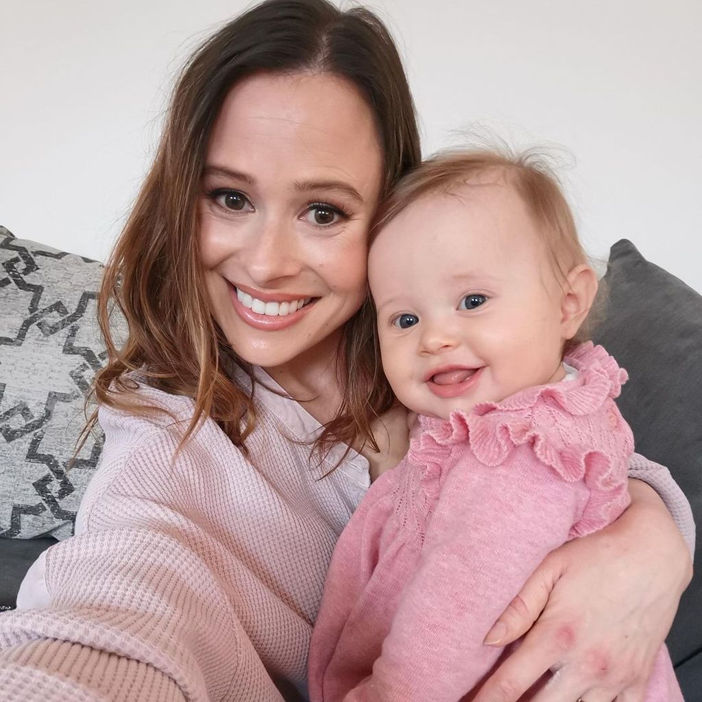 Camilla Thurlow und ihre Tochter im Dezember 2022