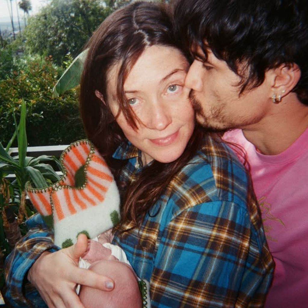 Camille Summers-Valli und Charles Melton begrüßen ihr erstes Baby, März 2026