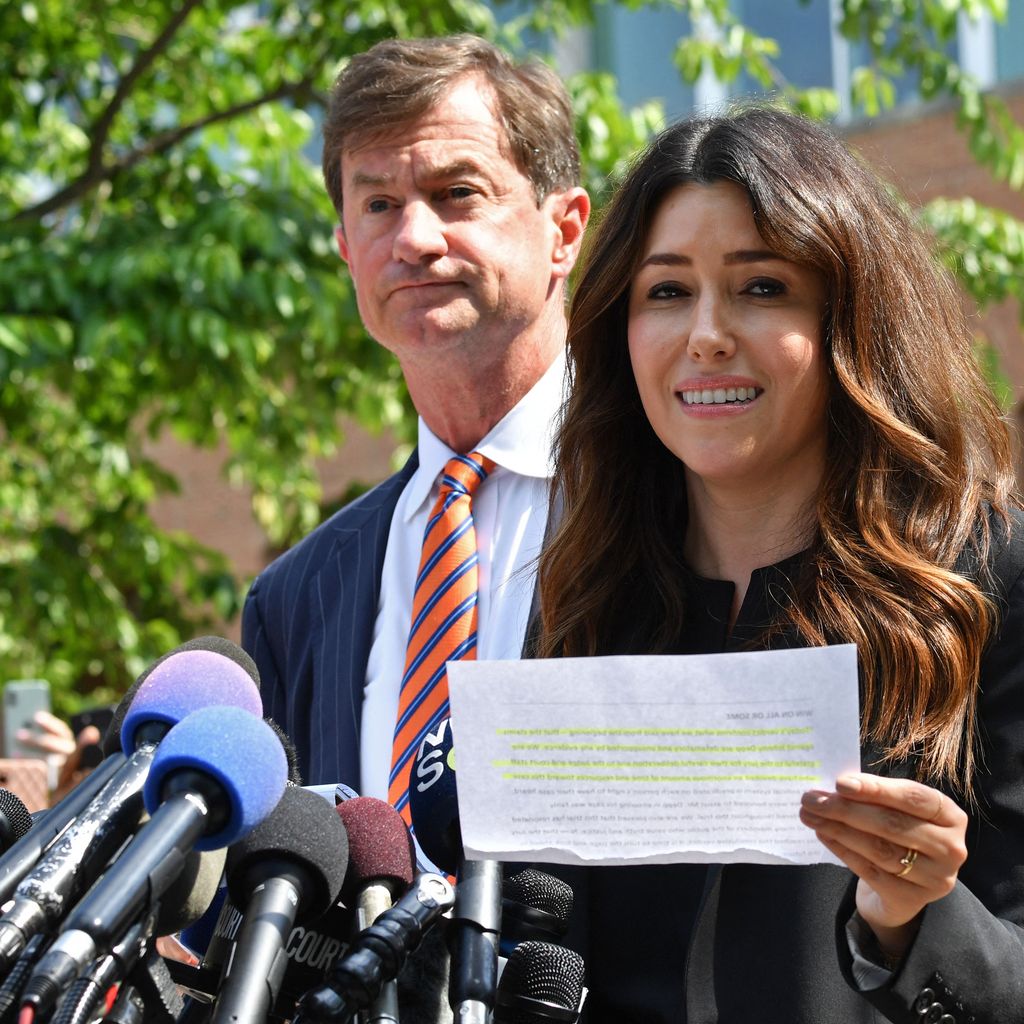 Camille Vasquez spricht zu den Medien