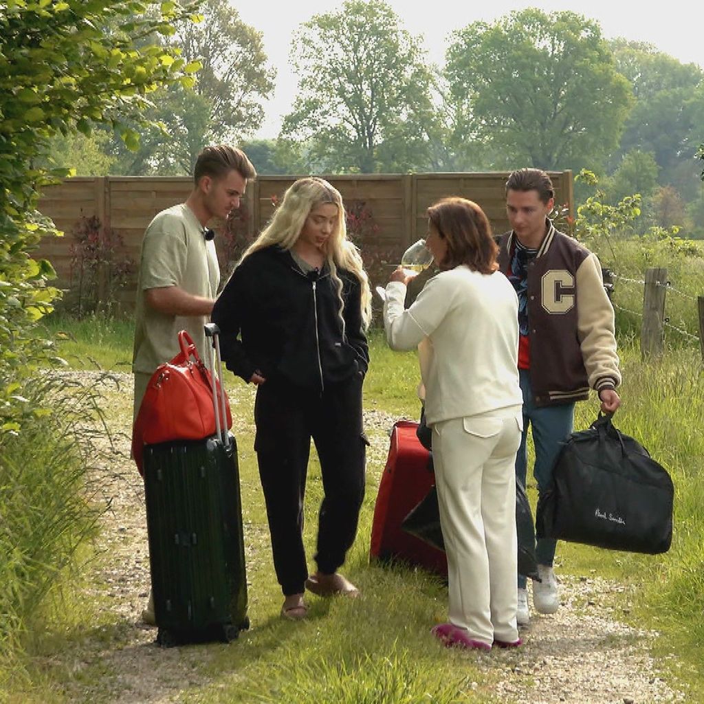 Can Kaplan, Walentina Doronina, Claudia Obert und Max Suhr im Sommerhaus