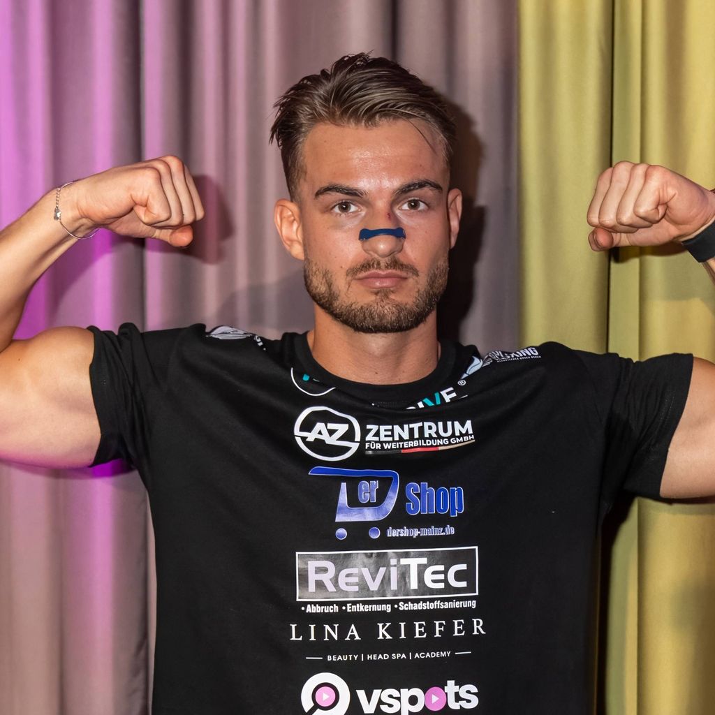Can Kaplan bei der Pressekonferenz von Fame Fighting 2025