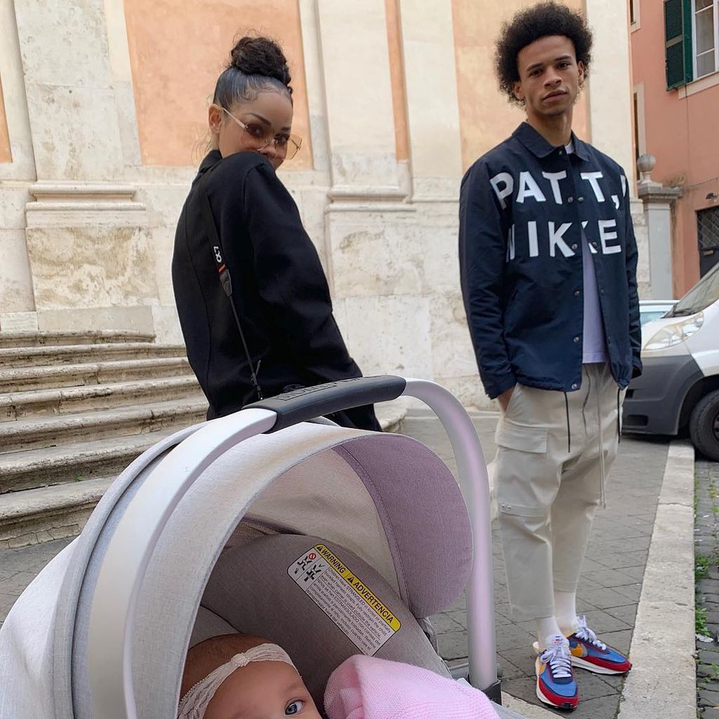 Candice Brooke und Leroy Sané mit ihrem Kind, 2019