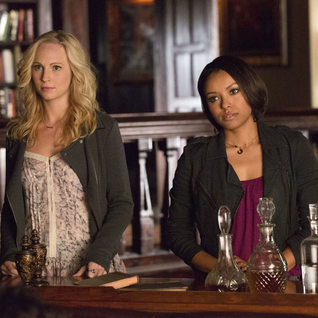 Candice King und ihre Kollegin Kat Graham in "The Vampire Diaries"
