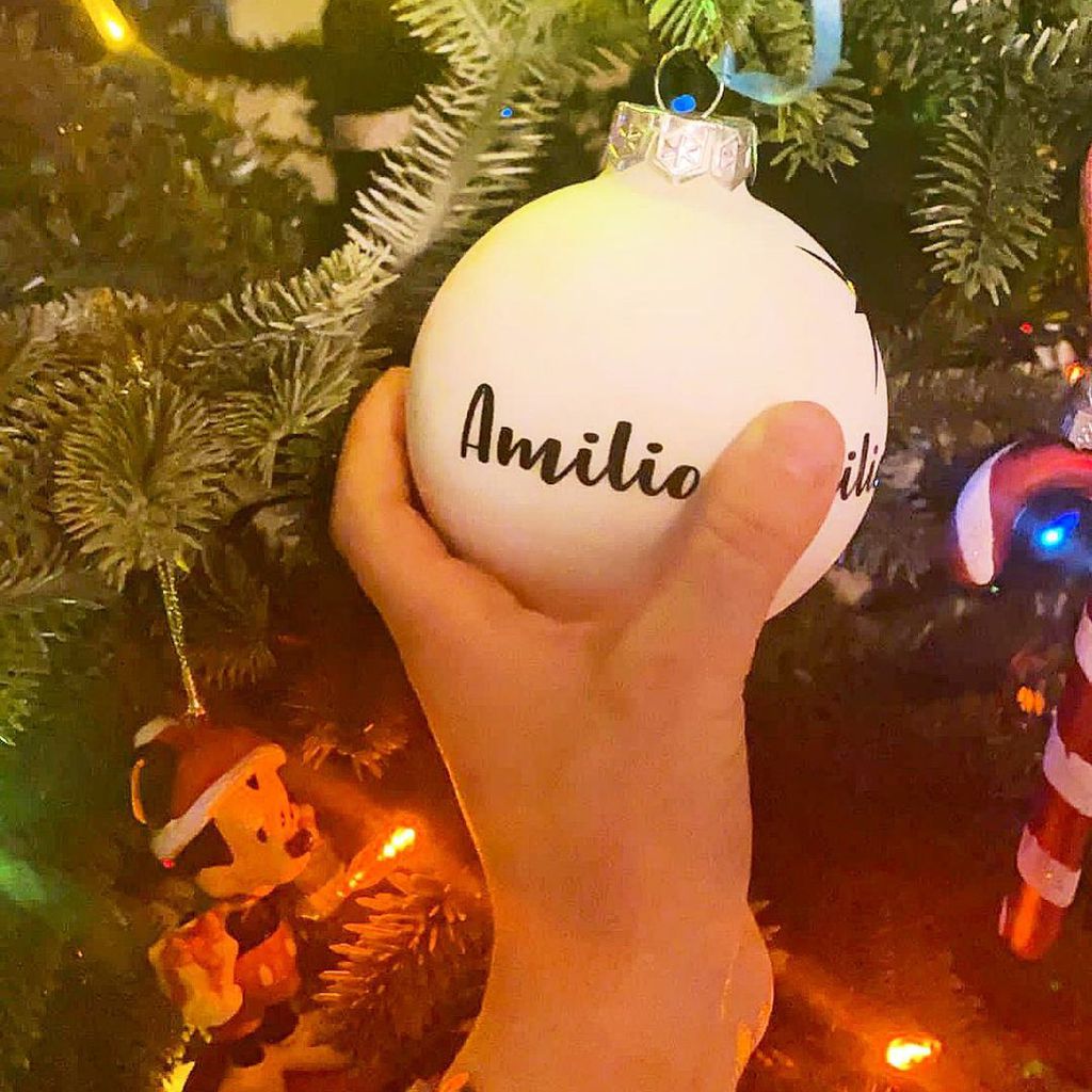 Christbaumkugel mit dem Namen von Caona Freiers Baby
