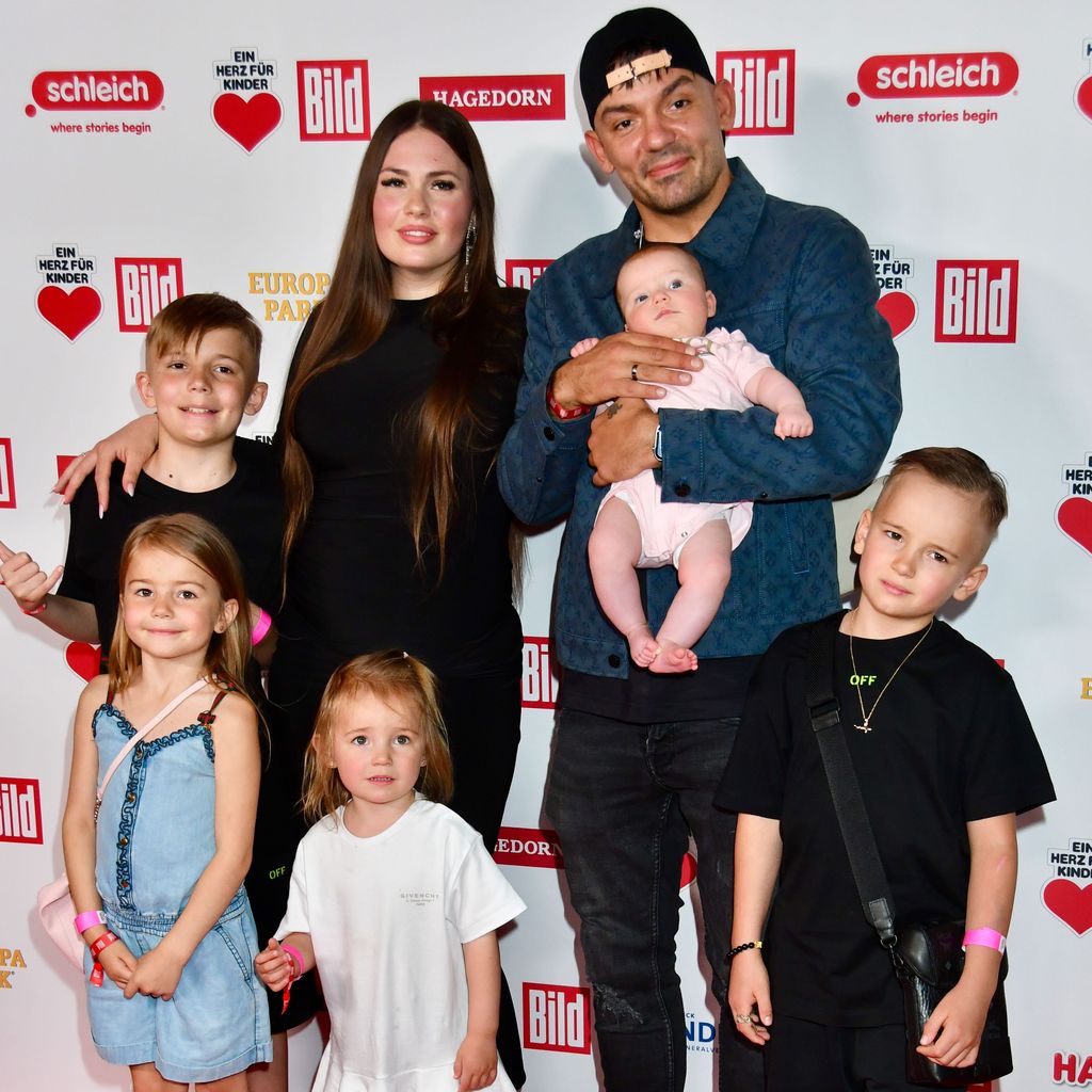 Capital Bra mit seiner Ehefrau Charlyn und ihren gemeinsamen Kindern, Juni 2026