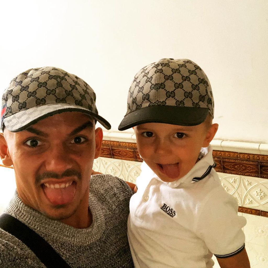 Capital Bra und sein Sohn im August 2018