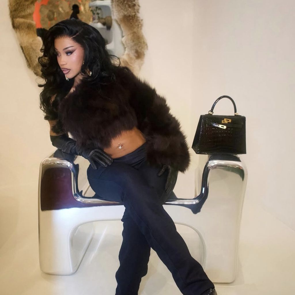 Cardi B bauchfrei bei Instagram