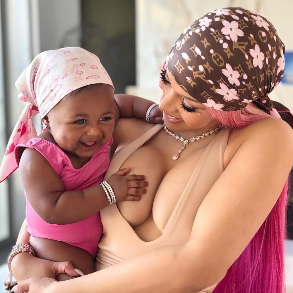 Cardi B mit ihrer Tochter Blossom Belle, Juni 2025