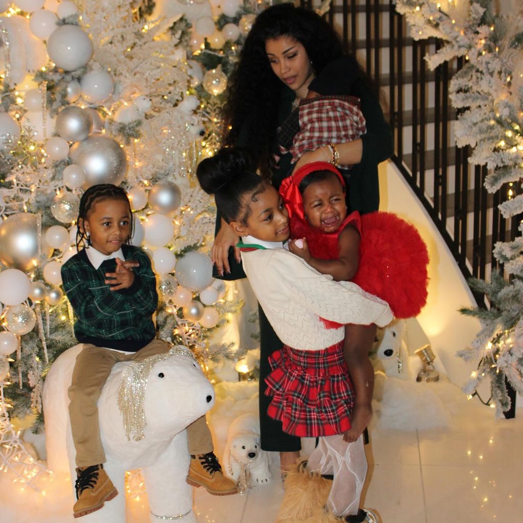 Cardi B mit ihren vier Kindern