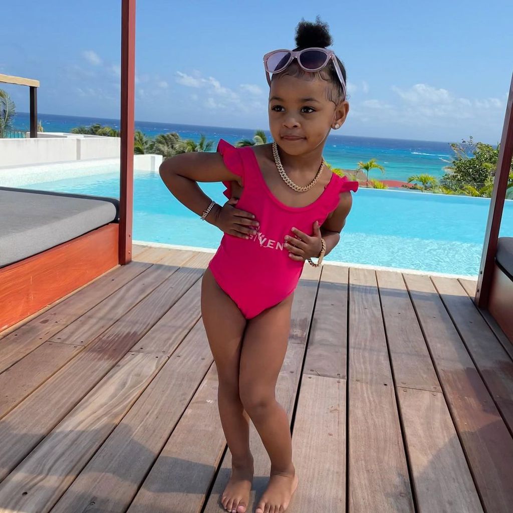 Cardi B's Tochter Kulture neben einem Pool