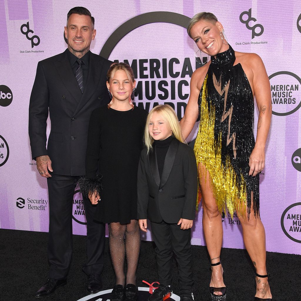 Carey Hart, Willow Sage, Jameson Moon und Pink bei den American Music Awards 2022