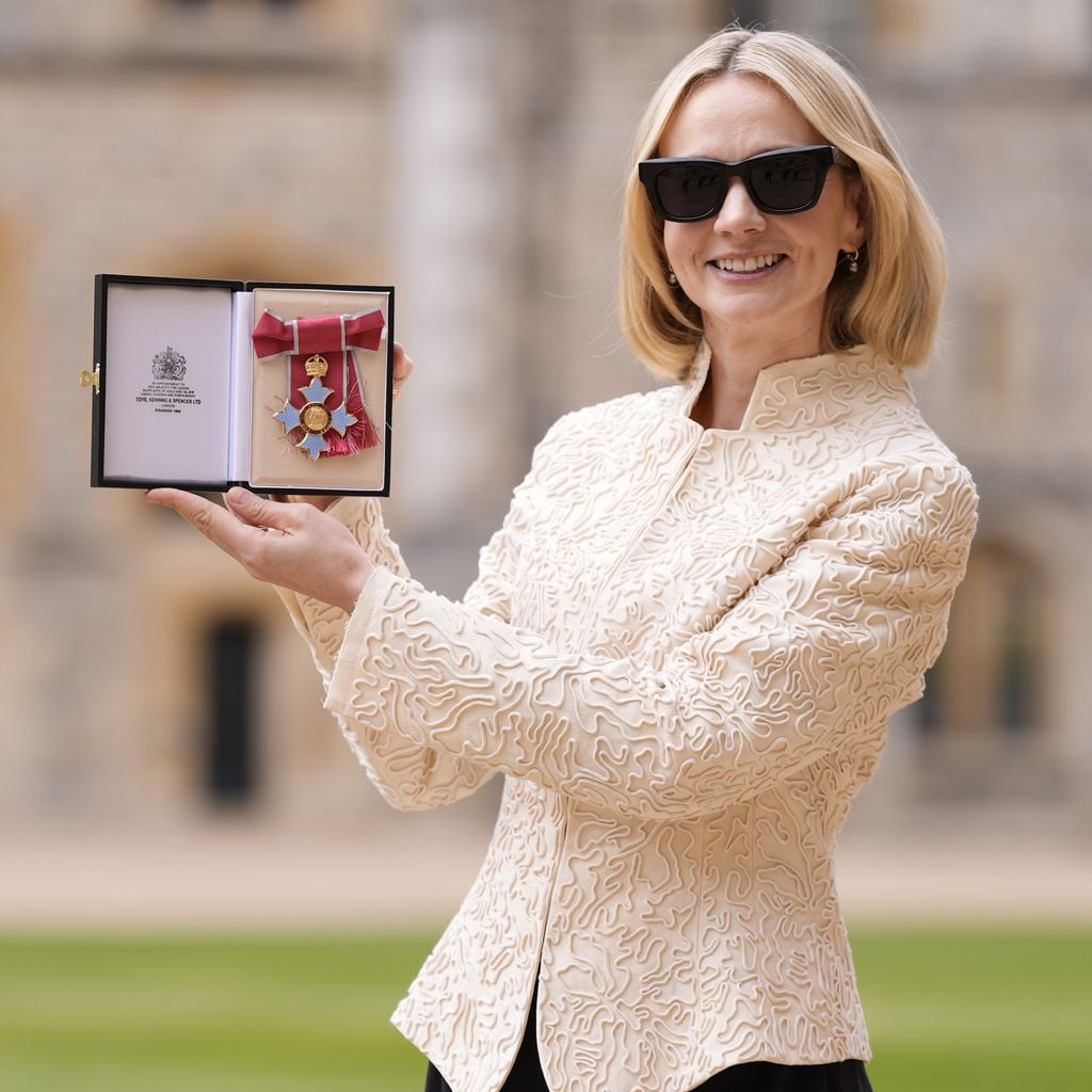 Carey Mulligan zeigt nach der Investitur auf Schloss Windsor ihre CBE-Auszeichnung