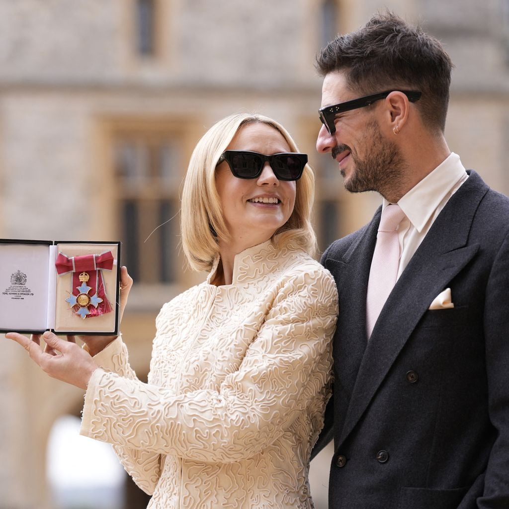Carey Mulligan zeigt ihre CBE-Auszeichnung, begleitet von Ehemann Marcus Mumford in Windsor