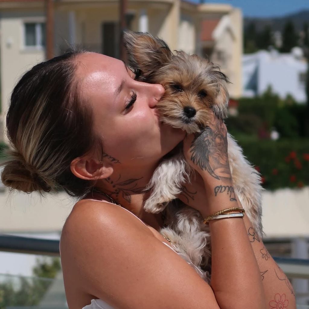 Carina Nagel mit ihrer Hündin, April 2026