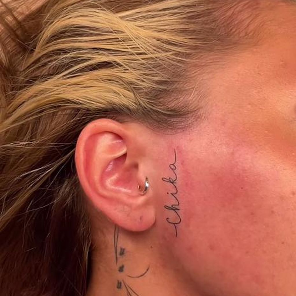 Carina Nagels Gesichtstattoo, April 2025