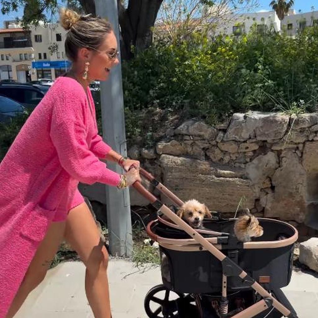 Carina Nagel mit zwei ihrer vier Hunde, April 2026